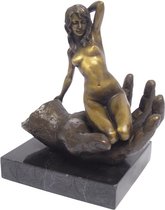 Bronzen beeld - Naakte vrouw in een hand - erotische sculptuur - 22,5 cm hoog