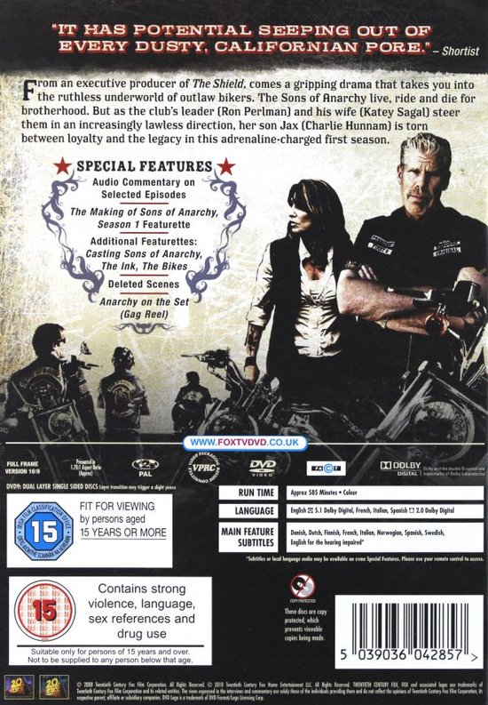 Achterkant van de Sons of Anarchy Seizoen 1 dvd-hoes met de castleden Gemma en Jax. Met vermelding van special features en leeftijdsclassificatie.