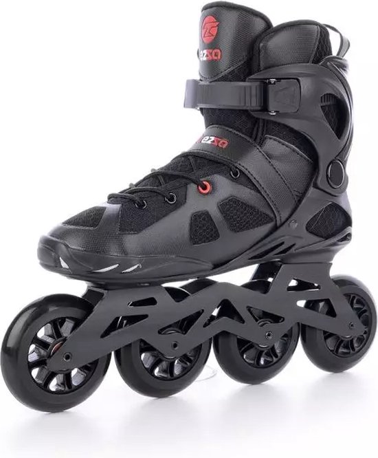 Zwarte skatere met vier wielen, rode logo's, veters en gespen.