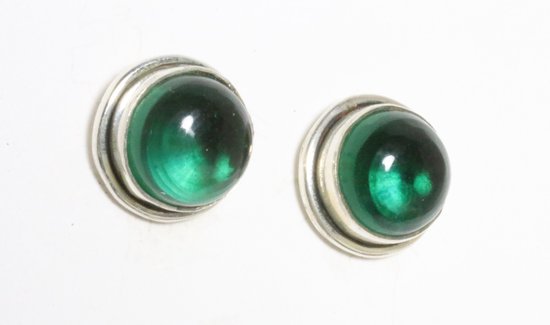 Ronde zilveren oorstekers met groene apatiet
