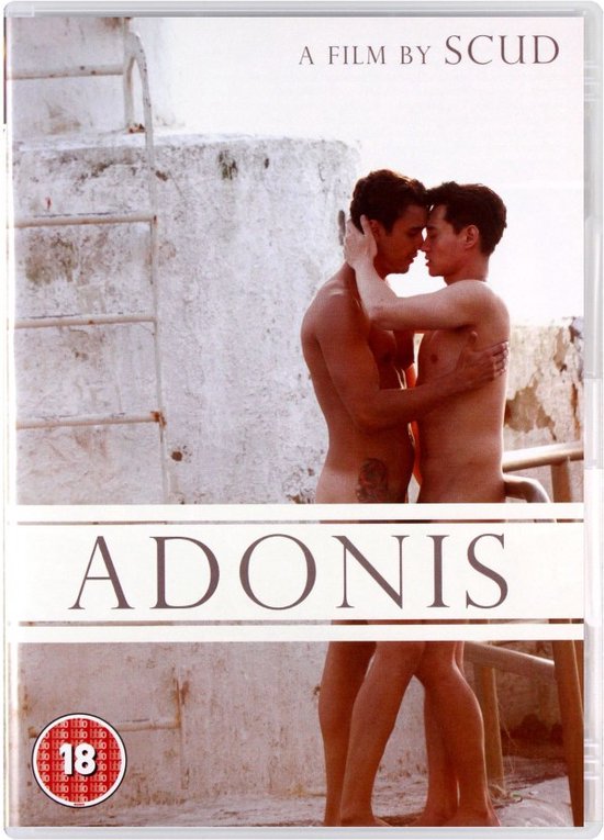 Twee mannen die elkaar liefdevol omhelzen in het zonlicht. Titel 'ADONIS'.