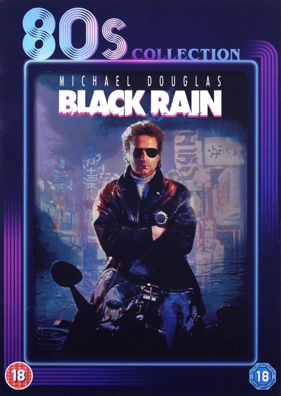 Michael Douglas, portant une veste en cuir noir, un jean bleu et des lunettes de soleil, assis sur une moto, avec des néons en arrière-plan.