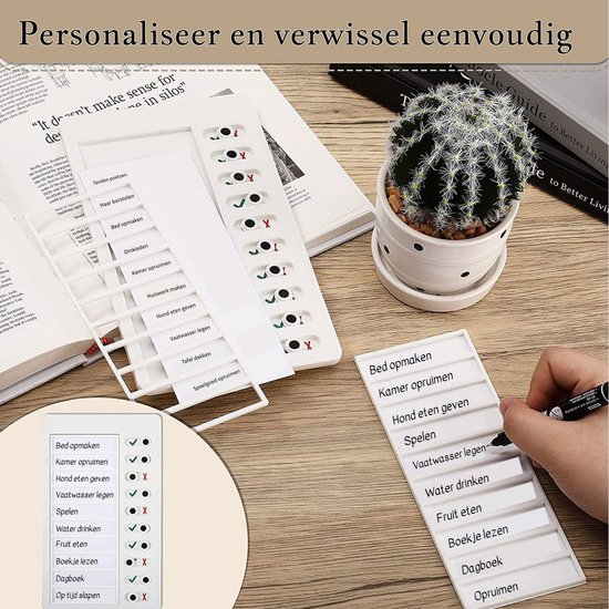 Wit planbord met takenlijst, waarop iemand een taak aanstreept. Naast een cactus in pot.