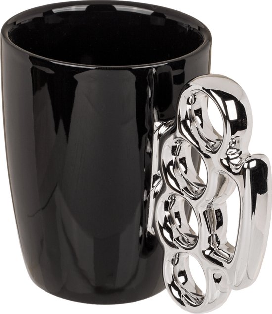 Tasse noire avec une poignée chromée en forme de poing américain.