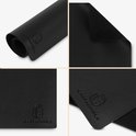Collage de gros plans montrant la texture et les propriétés imperméables des sets de table noirs.