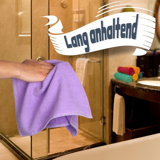 Een hand met een paarse handdoek veegt over een glazen douchedeur. Tekst: Lang anhaltend.