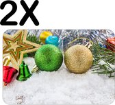 BWK Stevige Placemat - Kerstballen in de Sneew - Kerstsfeer - Set van 2 Placemats - 45x30 cm - 1 mm dik Polystyreen - Afneembaar
