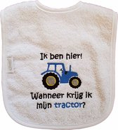 Witte slab met "Ik ben hier! Wanneer krijg ik mijn tractor?" - lief, kraamcadeautje, cadeau, babyshower, blauw