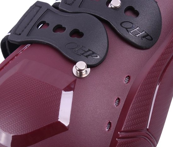 Detail van donkerrode peesbeschermer met QHP logo, metalen studs en ventilatiegaatjes.