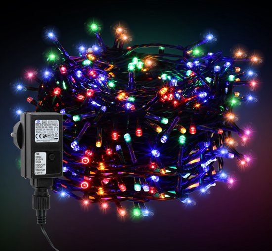 Guirlande lumineuse LED de 20m enroulée avec lumières multicolores et prise d'alimentation noire sur fond sombre.
