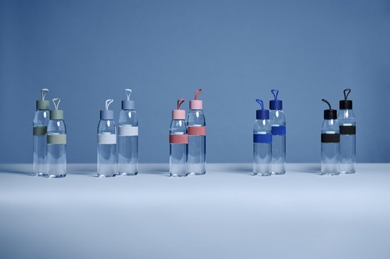 Set van vijf Mepal drinkflessen, elk met een andere kleur dop en band.