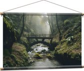 Textielposter - Houten Brug over Riviertje in Mistig Bos - 90x60 cm Foto op Textiel