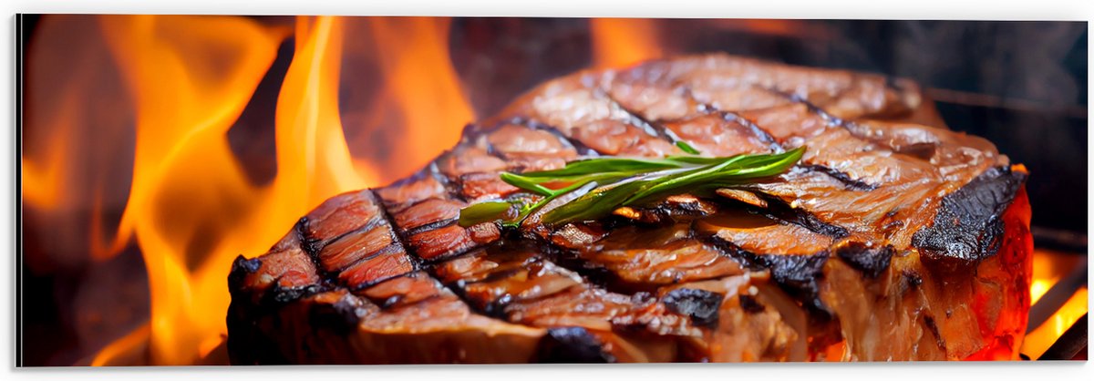 Dibond - Brandende Steak op Barbecue - 60x20 cm Foto op Aluminium (Met Ophangsysteem)