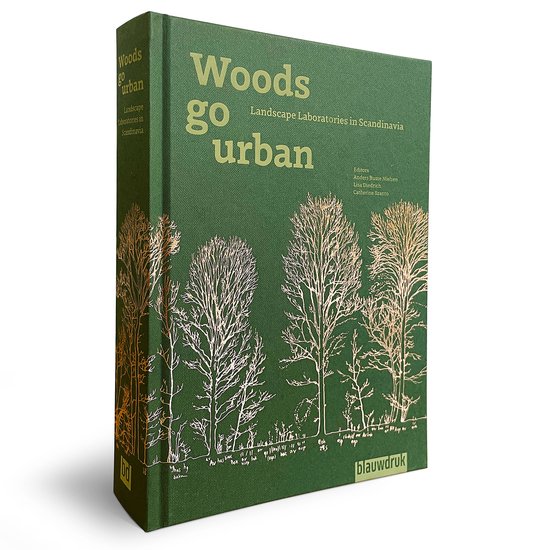 Groen boek met de titel 'Woods go urban' in goudfolie, met illustraties van bomen en tekst.