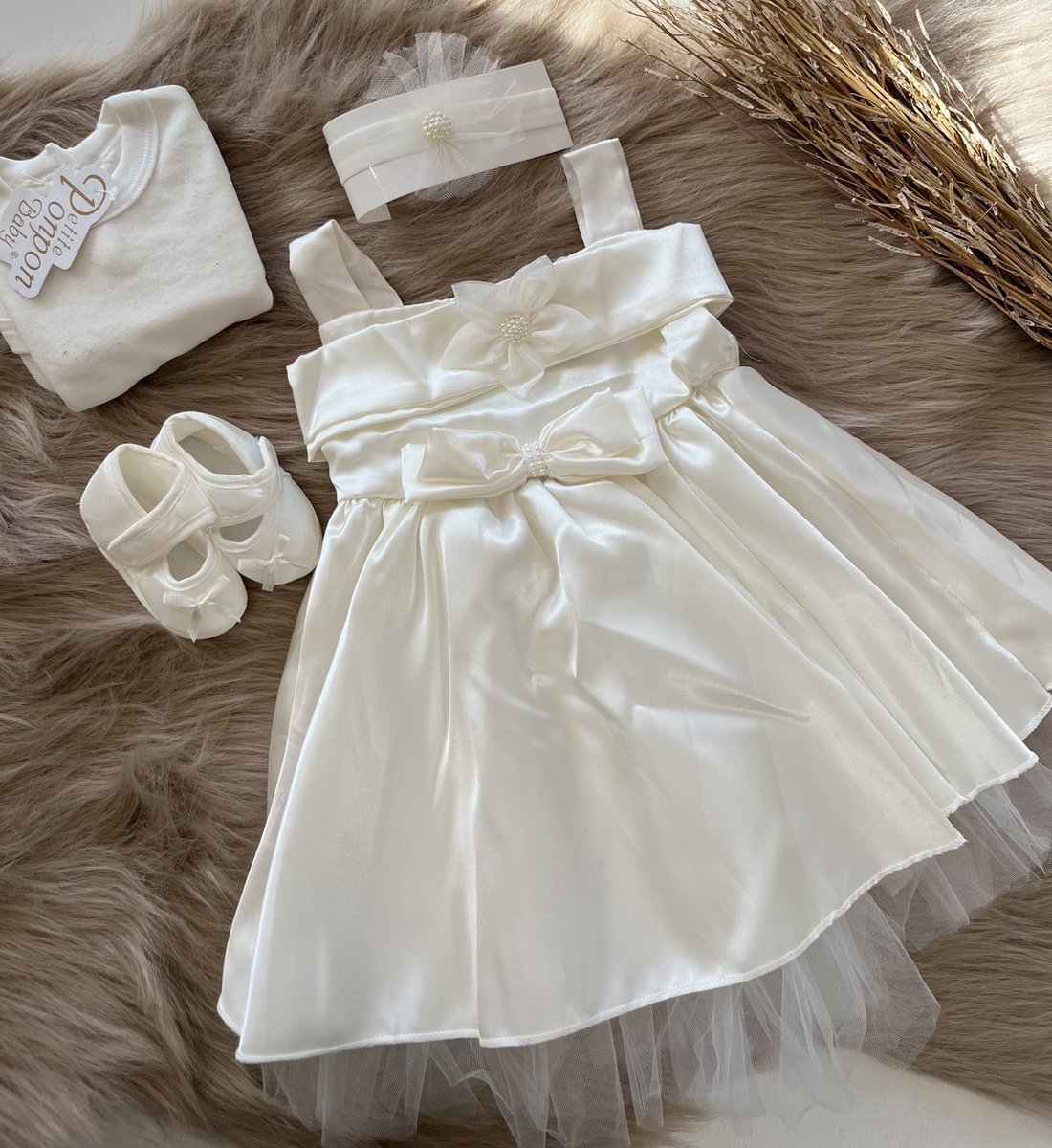 Goedkoopste luxe feestjurk-Baby jurk-doopjurk -dooppakje-onderhemd-haarband-schoentjes- pasgeboren -geschenkdoos-kraamcadeau-fotoshoot newborn-doopsel-4 delige set-ivoorkleur-wit-strikje-maat 56/62 (0 tem 4 maanden
