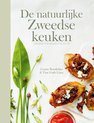 Boekomslag 'De natuurlijke Zweedse keuken' met broodjes belegd met paddenstoelen en kaas, wilde knoflook en rode groenten.
