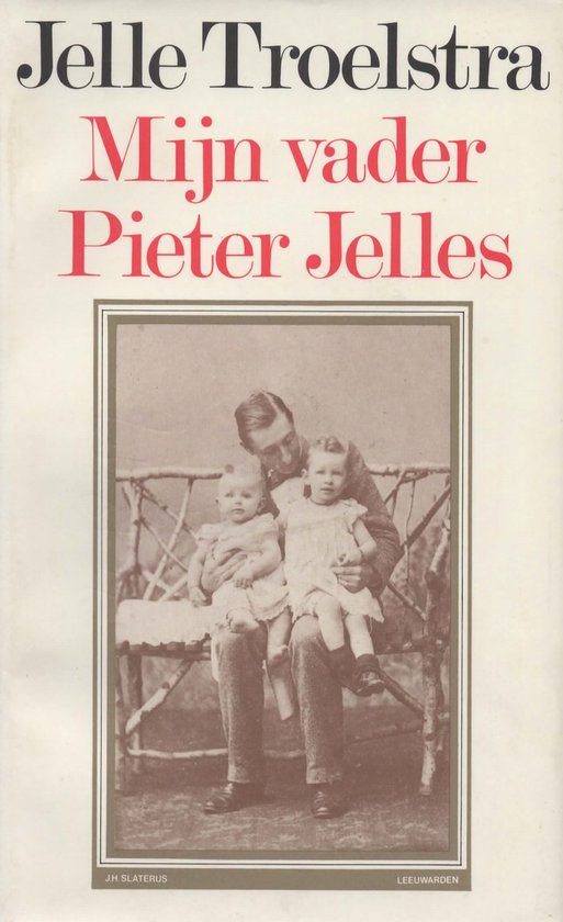 Boek kaft: Jelle Troelstra 'Mijn vader Pieter Jelles'. Foto van vader met twee kinderen op schoot op een bankje.