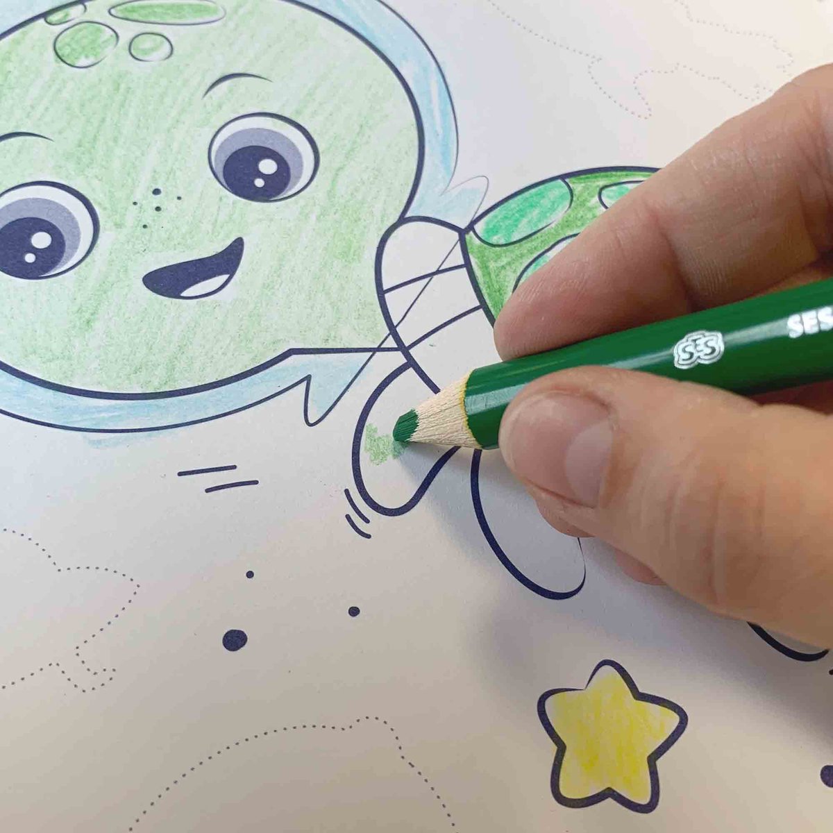 SES Creative- Doe kleurboek glow in the dark 3 in 1 - scratch, stickers en kleurplaten - met scratch pen – kleurboek voor kinderen — afbeelding 2