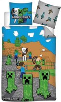Dekbedovertrek met Minecraft-personages en Creepers, met een blauwe lucht en bruin landschap.