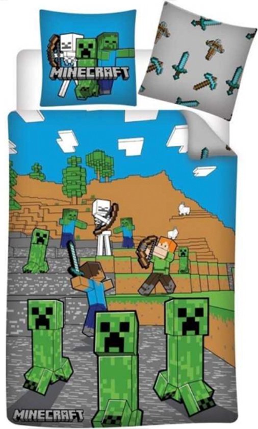 Dekbedovertrek met Minecraft-personages en Creepers, met een blauwe lucht en bruin landschap.