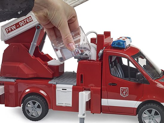 Hand vult een beker met water in een rode brandweerwagen met witte ladder en sirene.
