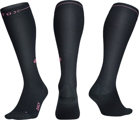 Drie weergaven van zwarte STOX Energy Socks compressiekousen met roze details.