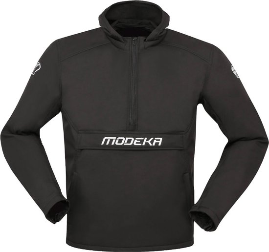 Zwarte jas met capuchon, half-rits, opgestikte zak met 'MODEKA' logo en logo's op de mouwen.