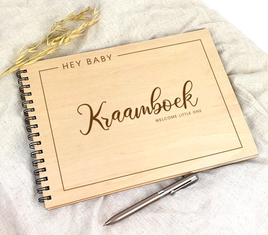 Houten kraamboek A4 met 'HEY BABY' en 'Kraamboek' gegraveerd, met gouden pen.