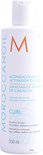 Witte fles Moroccanoil "Acondicionador", "Ativador de Curls" in het Portugees. Tekst in oranje, wit en blauw.