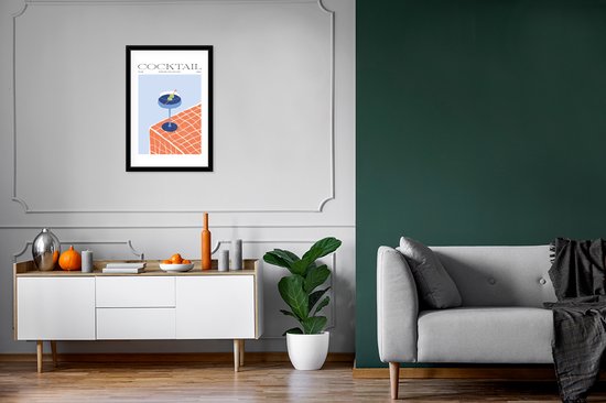 Un salon avec un buffet, l'affiche 'Cocktail' et un canapé gris.