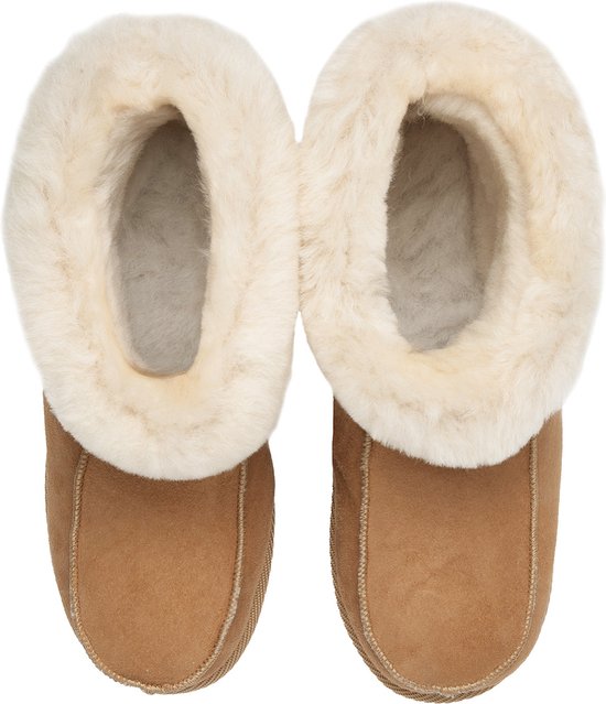 Bovenaanzicht van bruine schapenvacht sloffen met dikke beige bontrand aan de binnenzijde.