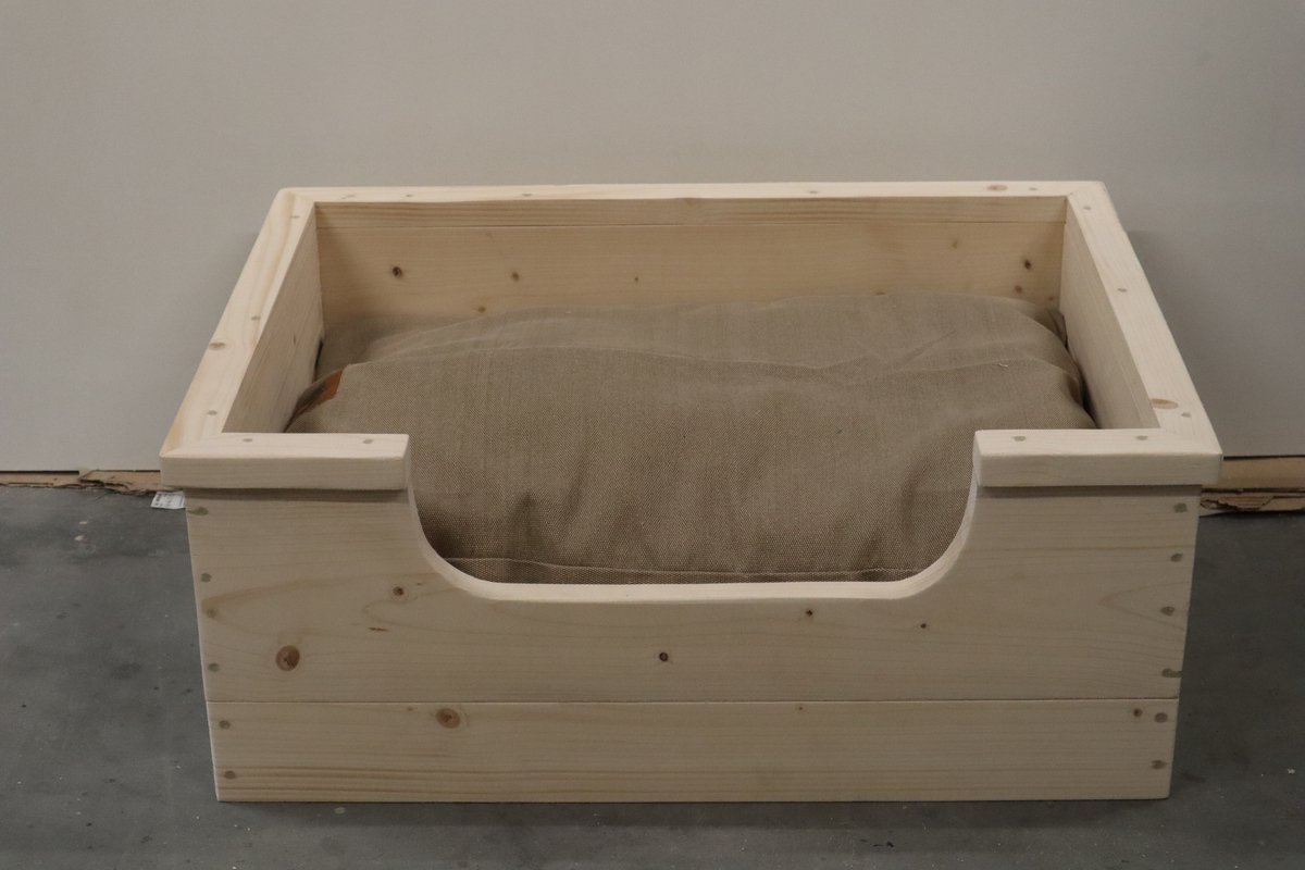 Houten hondenmand Jip van nieuw steigerhout inclusief beige kussen 80x60x30 cm