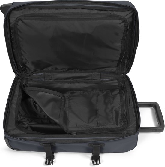 Grijze Eastpak koffer open met zwarte binnenvoering, inclusief vakken met rits en elastische banden.