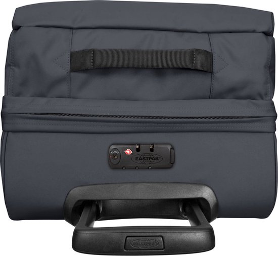 Grijze Eastpak koffer met zwart handvat en TSA-slot met cijferslot.