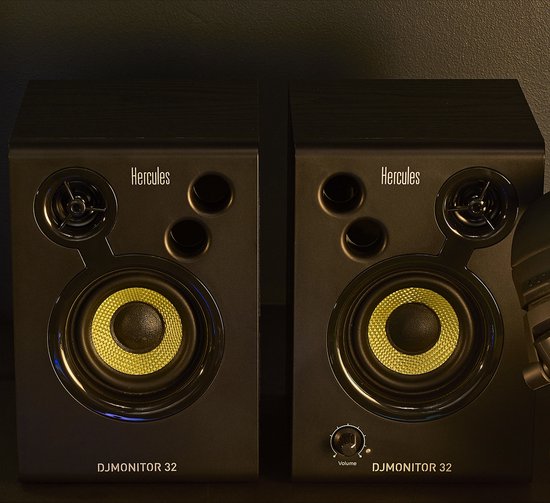 Hercules DJMonitor 32 - DJ speakerset - Zwart - 2x15 watt RMS actieve monitorspeakers - 60 watt piekvermogen - Speakerbehuizing gemaakt van 6 mm dik MDF - 7,6 cm woofers - Hercules