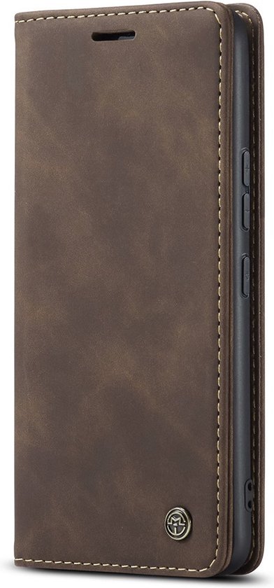 Étui de téléphone Caseme marron foncé style portefeuille fermé, avec un logo métallique sur le devant. L'étui est fermé et montre le côté du téléphone.