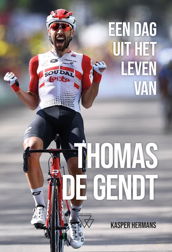 Wielrenner Thomas De Gendt juicht op een fiets. Hij draagt een rood-wit tenue met de tekst 'Soudal Lotto'.