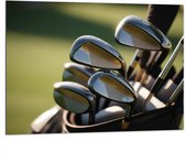 Dibond - Golf Clubs in Trolley op Golfbaan - 100x75 cm Foto op Aluminium (Met Ophangsysteem)