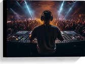 Canvas - Dj achter Dj Booth voor Vol Publiek - 40x30 cm Foto op Canvas Schilderij (Wanddecoratie op Canvas)