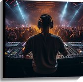 Canvas - Dj achter Dj Booth voor Vol Publiek - 60x60 cm Foto op Canvas Schilderij (Wanddecoratie op Canvas)