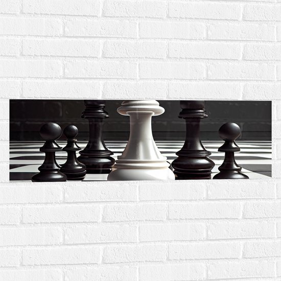 Muursticker - Zwarte Schaakstukken om Witte Koning op Schaakbord (Zwart-wit) - 90x30 cm Foto op Muursticker