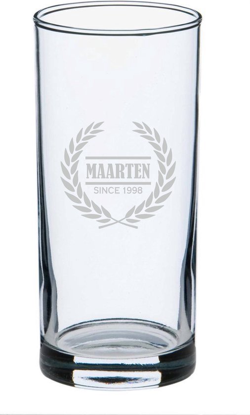 Grand verre transparent avec l'inscription "MAARTEN SINCE 1998" dans une couronne.