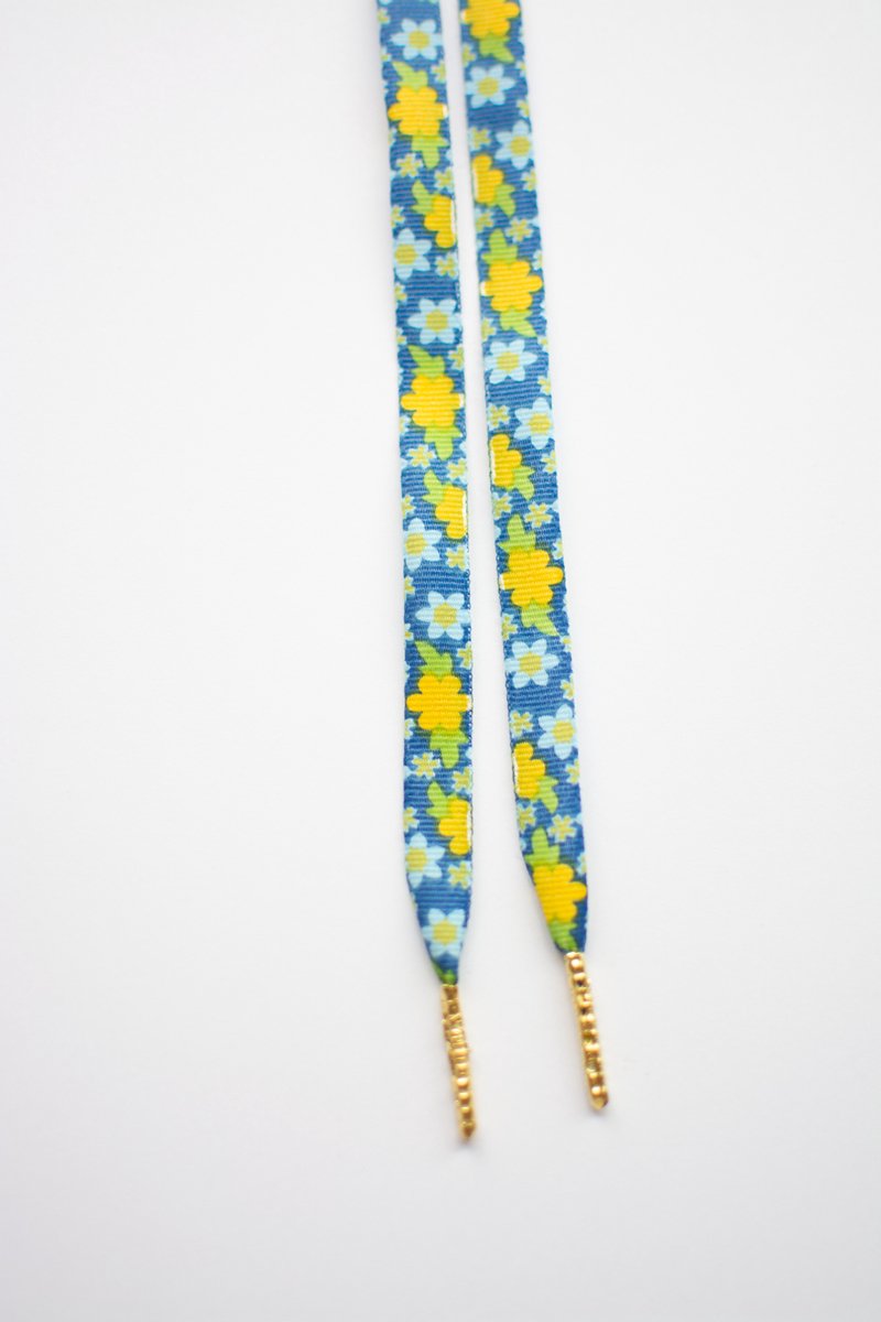Schoenveters plat - bloemen blauw met geel - 120cm met gouden nestels veters voor wandelschoenen, werkschoenen en meer