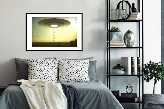 Image en cadre - Une illustration d'un OVNI qui enlève des personnes Cadre photo noir avec passe-partout blanc grand 90x60 cm - Affiche sous cadre (Décoration murale salon / chambre)