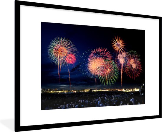 Photo dans le cadre - Feux d'artifice pendant le réveillon du Nouvel An cadre photo noir avec passe-partout blanc grand 90x60 cm - Affiche dans le cadre (Décoration murale salon / chambre)