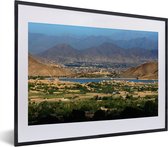 Photo en cadre - Vue de Kaboul entre les montagnes cadre photo noir avec passe-partout blanc petit 40x30 cm - Affiche sous cadre (Décoration murale salon / chambre)