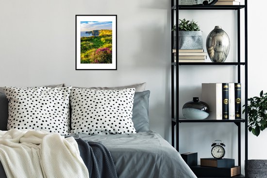 Photo en cadre - Fleurs irlandaises sur les falaises de Moher Cadre photo noir avec passe-partout blanc petit 30x40 cm - Affiche sous cadre (Décoration murale salon / chambre)