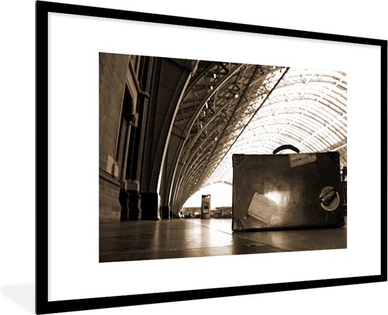 Image encadrée - Valise Vintage à la gare cadre photo noir avec passe partout blanc 60x90 90x60 cm - Affiche encadrée (Décoration murale salon / chambre)