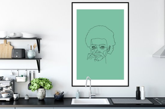 Photo Line femme avec afro sur fond vert cadre photo noir avec passe partout blanc 80x120 80x120 cm - Affiche encadrée (Décoration murale salon / chambre)