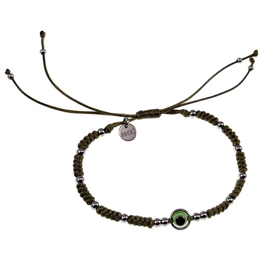 Militaire groene macramé armband met zilverkleurige kralen, een groen turks oog bedel en een esde2 logo bedel. Verstelbaar.
